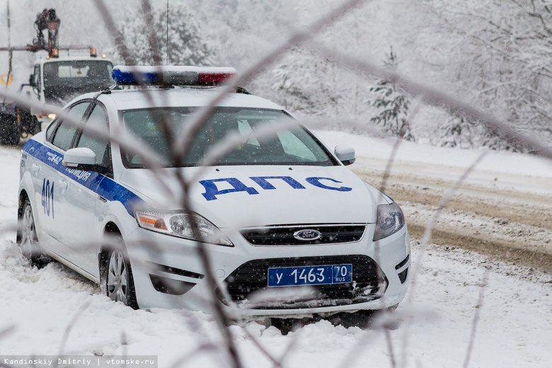 ДПС помогла семейной паре из Петербурга отогреть замерзший на томской трассе грузовик