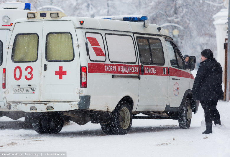 Пенсионерка пострадала, выпав из автобуса в Томске
