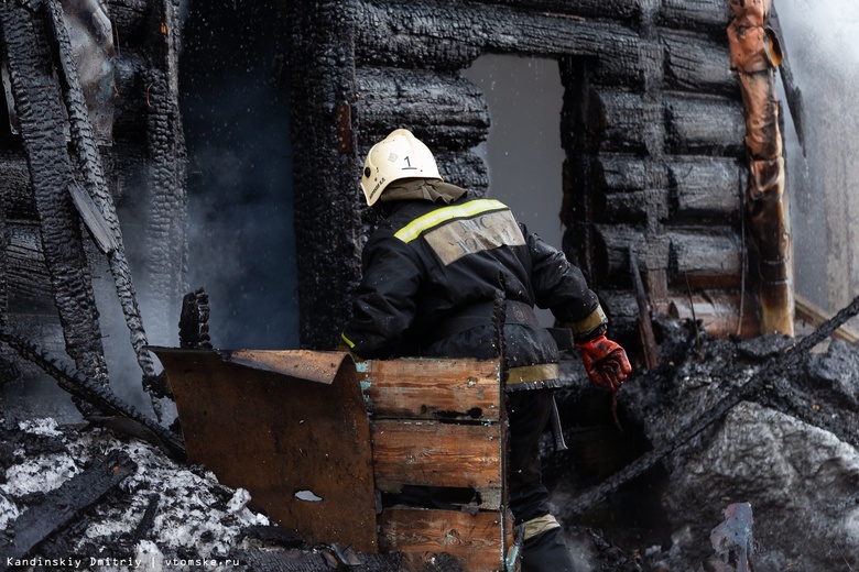 Тело мужчины нашли при разборе сгоревшего дома в Томской области