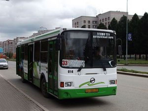 Водитель муниципального автобуса объезжал пробку и сбил девушку