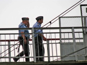 Подростки устроили скалодром на мосту
