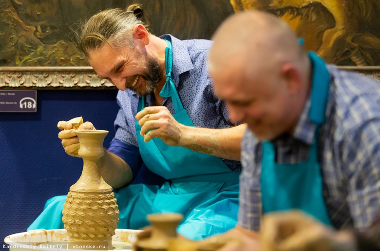 Объемные «картины» и необычные кувшины: фестиваль керамики открылся в Томске
