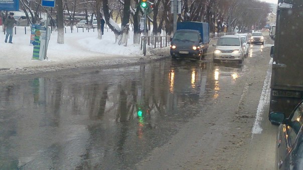Вода заливает улицу Сергея Лазо из-за поврежденного гидранта в Томске (фото)
