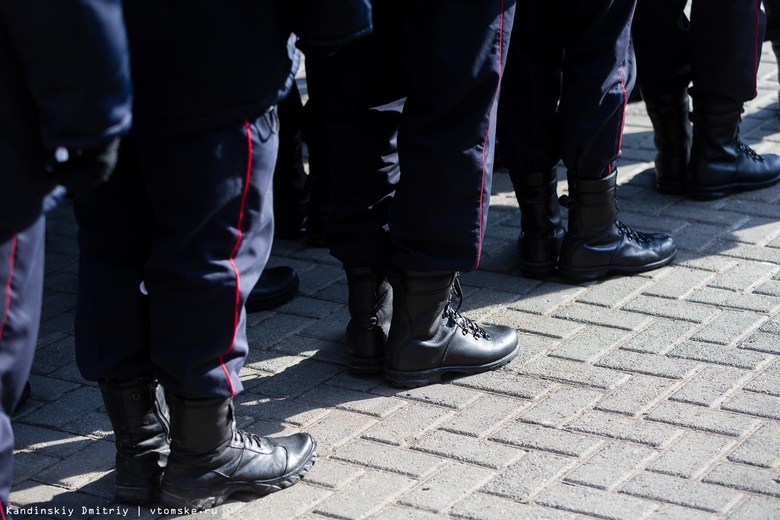 Полицейский в Москве схватил женщину за волосы при задержании