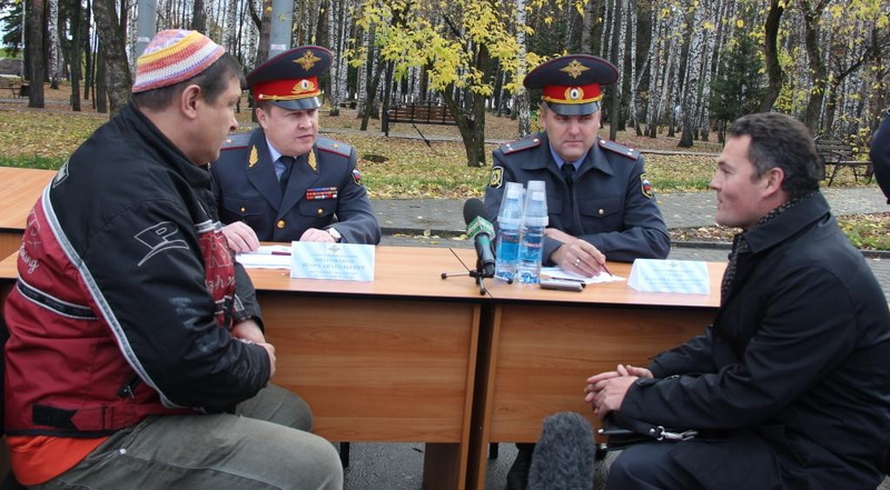 Руководители областных УМВД и ГИБДД пообщались с прохожими и водителями