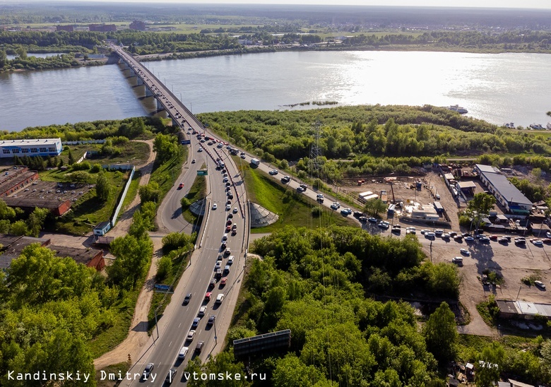 Движение по Коммунальному мосту Томска парализовано из-за аварии