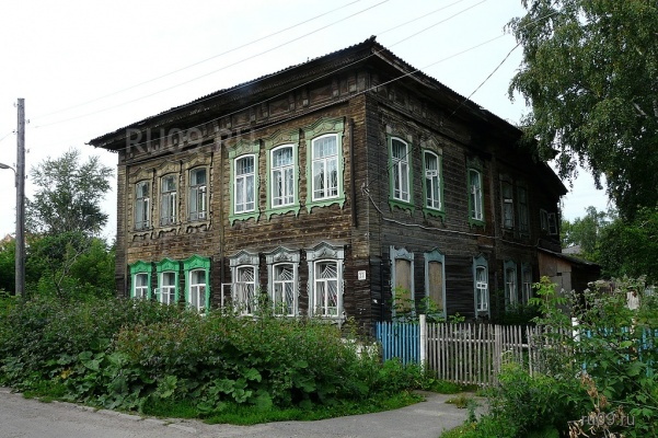 На Московском тракте горит деревянный дом