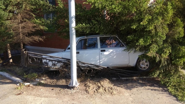 Пожилой водитель «Лады» погиб, врезавшись в металлическое ограждение