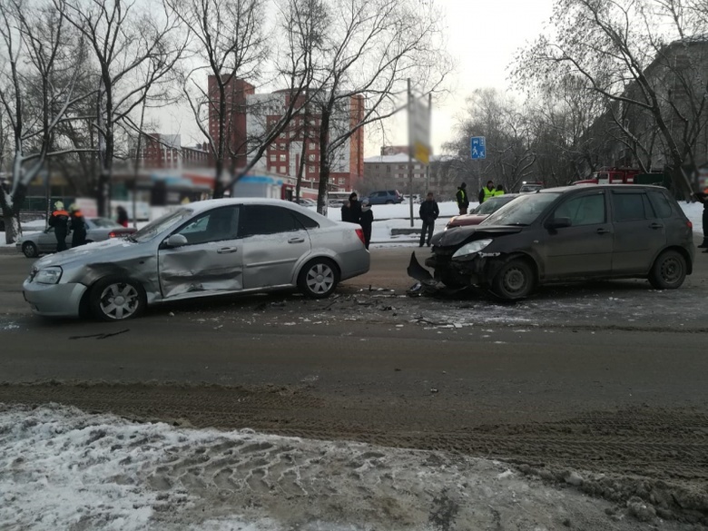 Томича увезли в больницу после столкновения 2 иномарок на Красноармейской