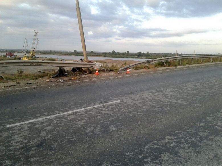 Начинающий водитель Lada врезался в столб на томском мосту, пострадал пассажир