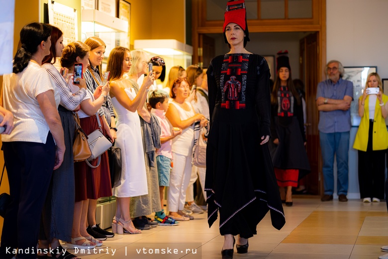 «Кулайская ночь», «Город звезд» и каллиграфия: показ мод прошел на выставке в музее Томска