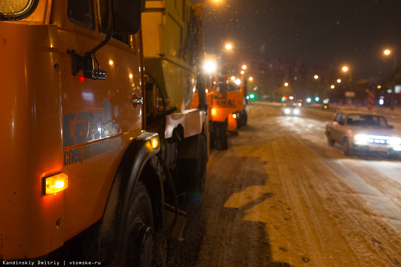 САХ ночью уберет снег на площади Южной в Томске
