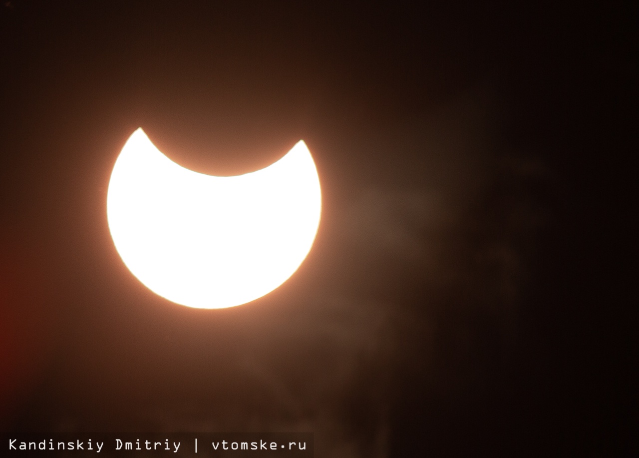 Где проходит солнечное затмение 8 апреля. Солнечное затмение Томск. Частичное затмение солнца 2021. Солнечное затмение 1223 года. Луна Томск.