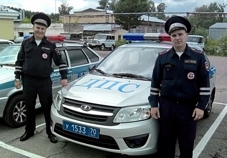 Сотрудники ГИБДД спасли мужчину, которому стало плохо за рулем