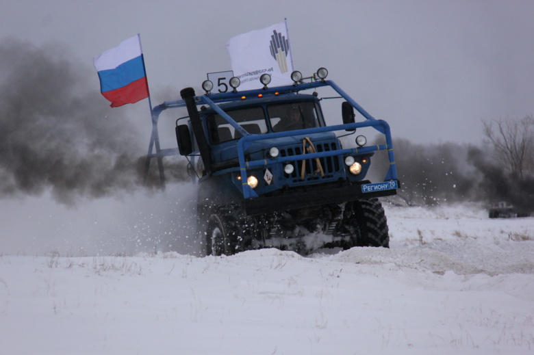 В Стрежевом прошло ралли с участием тяжелых грузовиков (фото)