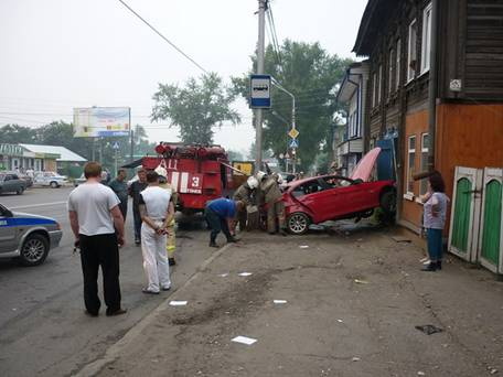 Водитель иномарки врезался в дом