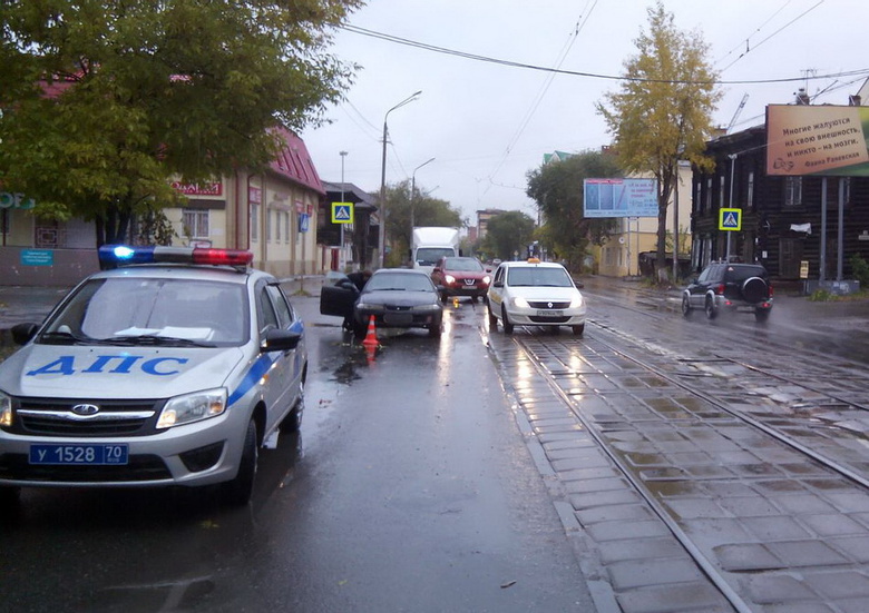 Иномарка сбила пенсионерку вне перехода, женщина скончалась