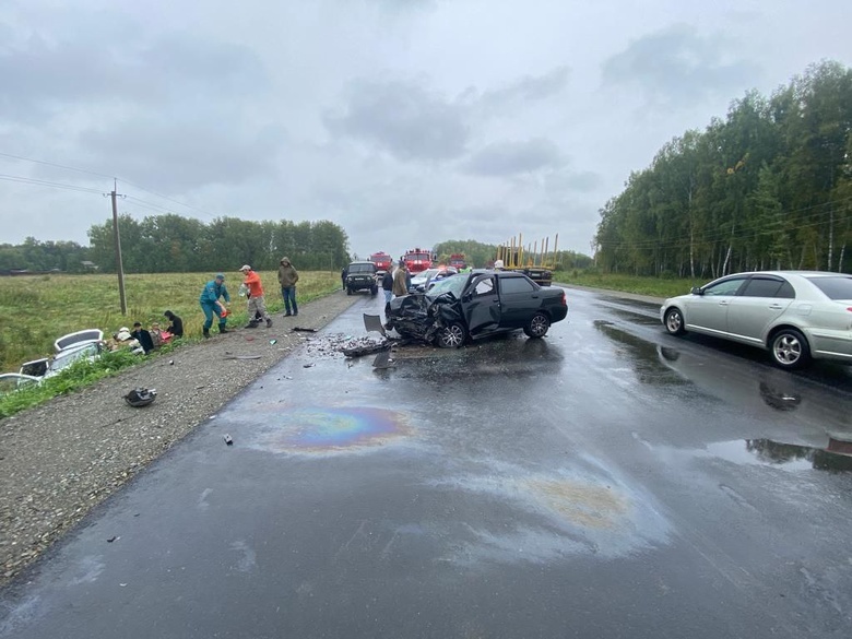 Один погиб и пятеро пострадали в лобовом ДТП на трассе в Томской области