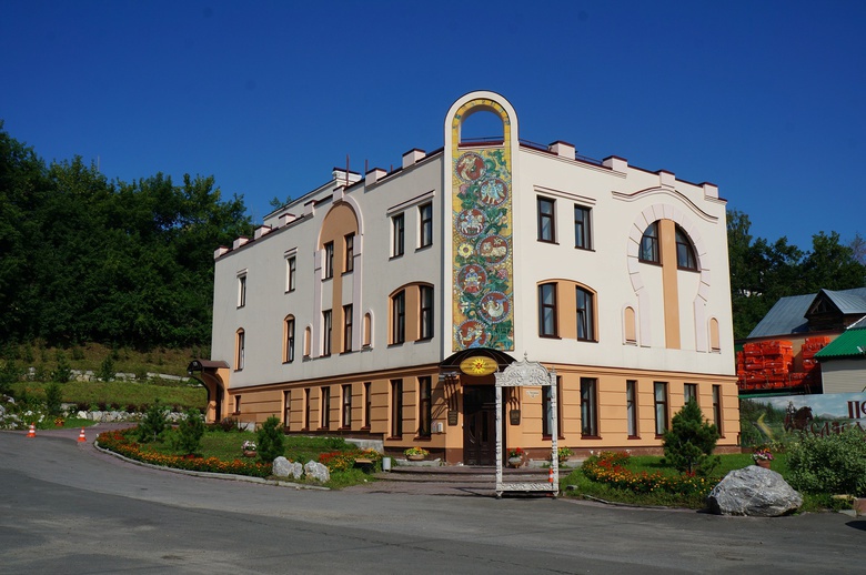 Один из музеев Томска украсило гигантское панно ручной работы (фото)
