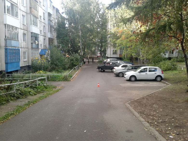 В Томске водитель наехал на подростка во дворе дома и скрылся