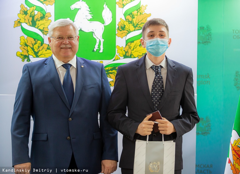 «Честь родиться в великой стране»: губернатор вручил паспорта юным томичам накануне Дня России