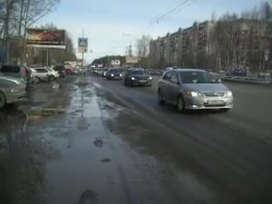 Автомобилисты снова поддержали полицейских, избивших угонщика