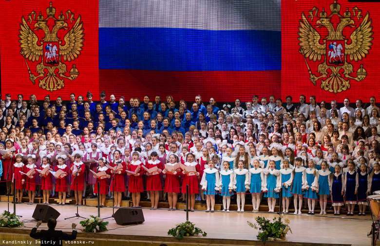 Около 600 юных хористов спели для томичек в честь 8 марта