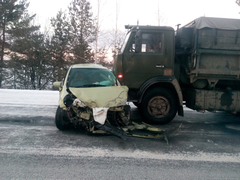 Водитель и несовершеннолетний пассажир пострадали в ДТП с КамАЗом под Томском (фото)