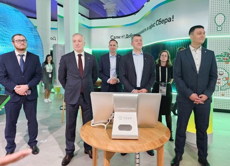 Томский губернатор на выставке «Россия» оценил технологические возможности Сбера