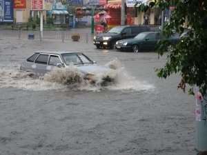 Во время вчерашнего ливня в городе выпала почти декадная норма осадков