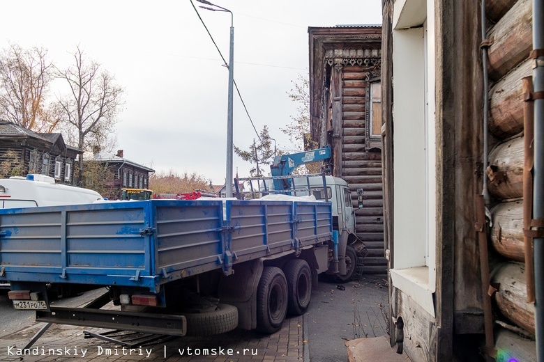 КамАЗ врезался в деревянный дом в Томске. Водитель скончался