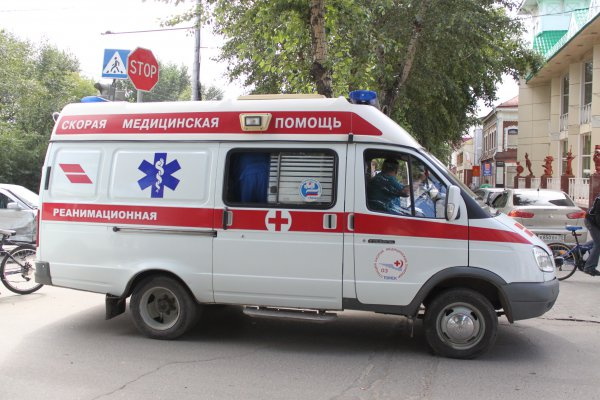 Автомобиль сбил мужчину на остановке