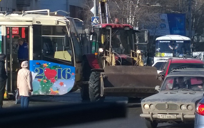 Движение трамваев по Комсомольскому в Томске закрыто из-за ДТП с трактором