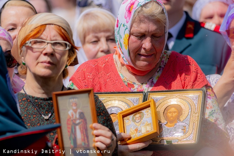 Десятки человек вышли в Томске на крестный ход памяти святых Кирилла и Мефодия