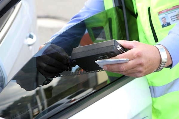 Автомобили ДПС оснастили приборами по замеру светопропускания стекол