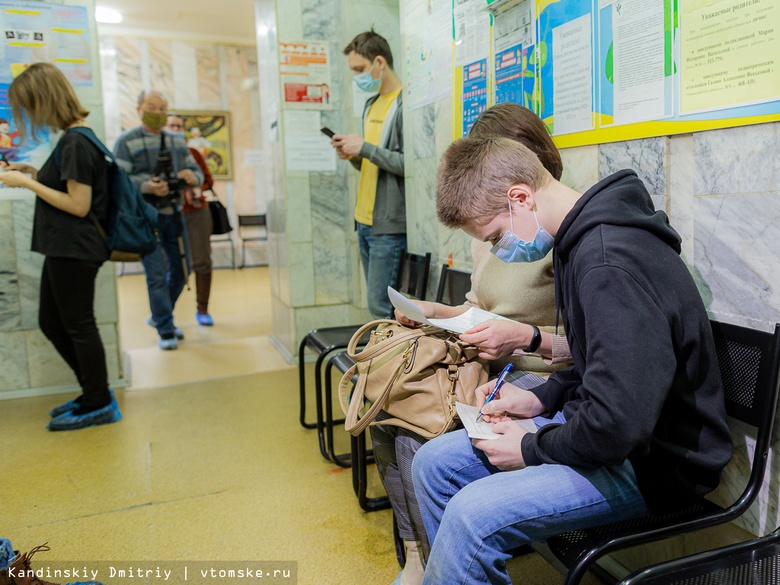 Первые десять подростков в Томской области привились от коронавируса