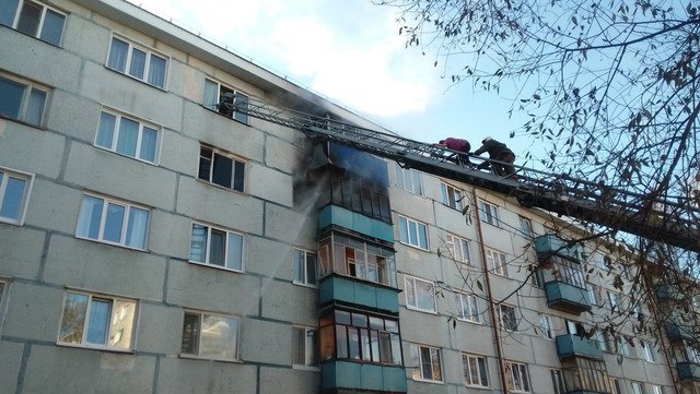 Пожарные эвакуировали пенсионерку из горящего дома на Каштаке в Томске