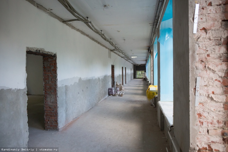 Родители пожаловались на состояние школы в томском Белом Яре, которая 2 года стоит без крыши