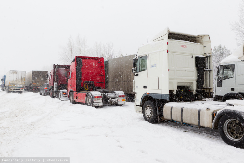 Власти нашли фирму для эвакуации с томских трасс задержанных большегрузов
