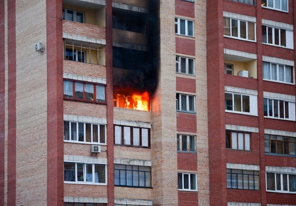 Пожарные вывели из горящего дома 38 человек