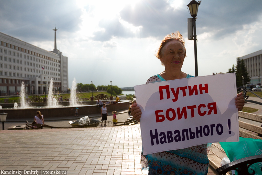 Горожане вновь вышли на площадь Ленина в поддержку Навального (фото)