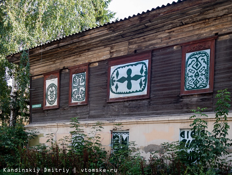 Арт-консервация: рисунки разных народов украсили заколоченные окна 6 домов Томска
