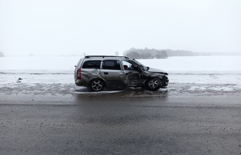 Шесть человек пострадали после столкновения двух авто на трассе в Томской области