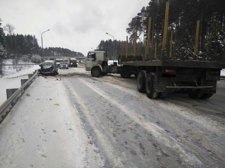 Водитель иномарки получил травмы после ДТП с КамАЗом в Томске