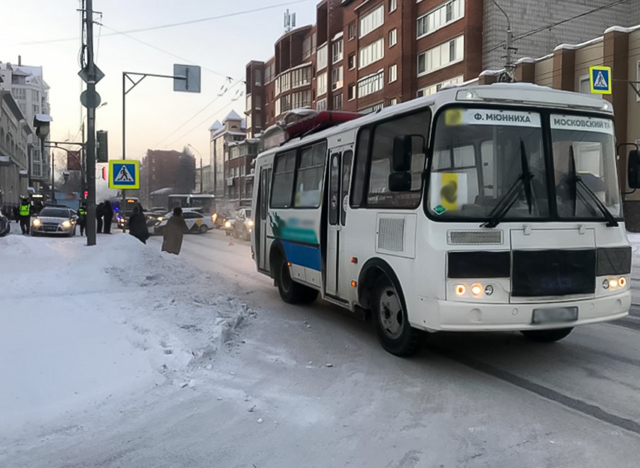 Троих увезли в больницу после столкновения двух машин и маршрутки в Томске  | 12.01.2021 | Томск - БезФормата