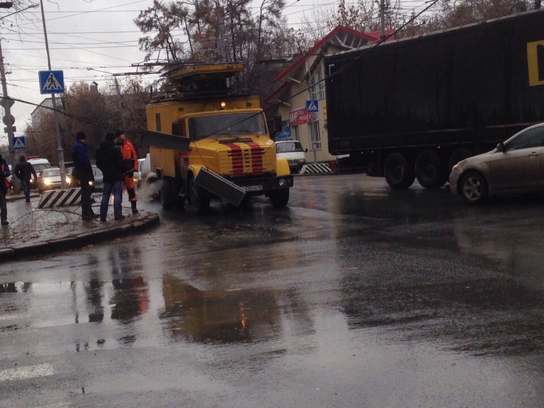 Светофор, поврежденный троллейбусом в Томске, включат в среду