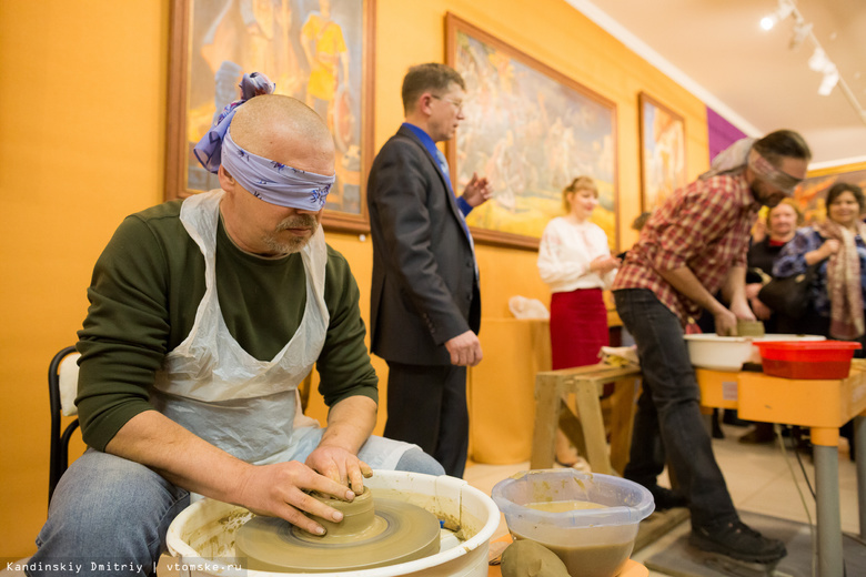 Гончары вслепую смастерили крынки на фестивале керамики в Томске