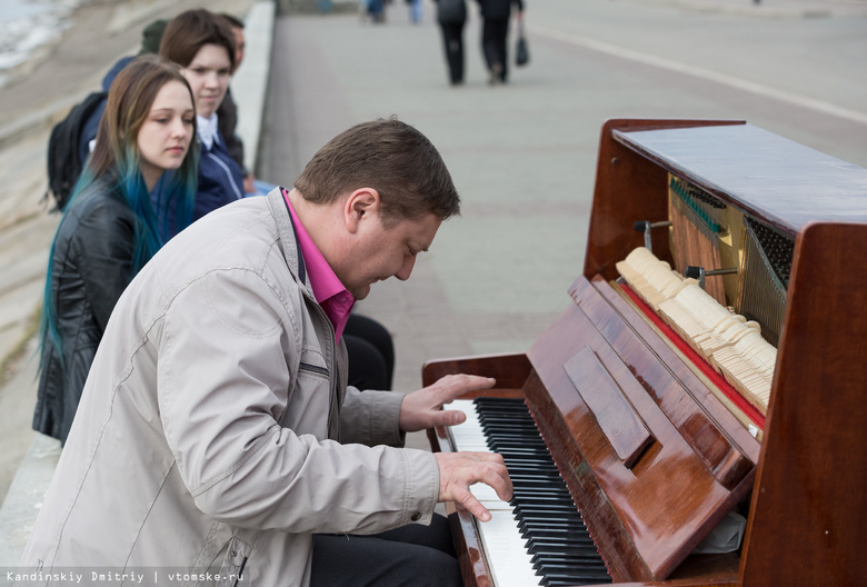 Уличное пианино появилось на набережной Томи