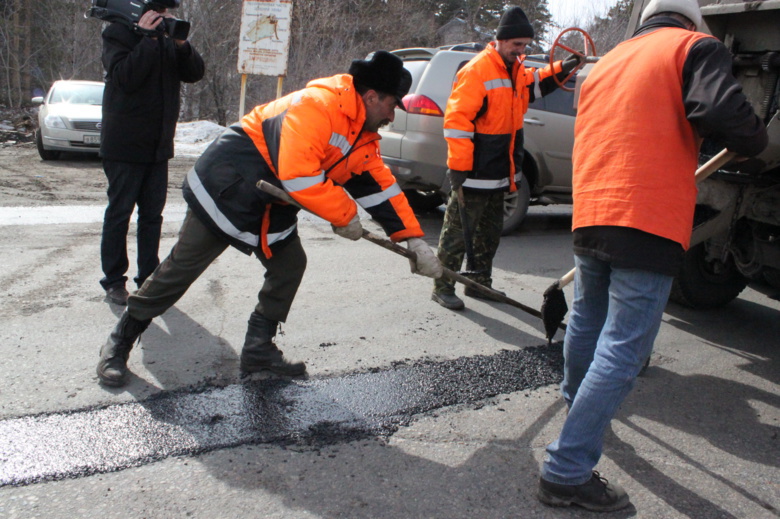 Мэр попросил томичей сообщать об укладке асфальта в дождь