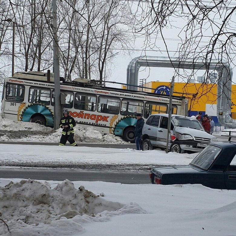 «Нива» столкнулась с троллейбусом на Мира (фото)
